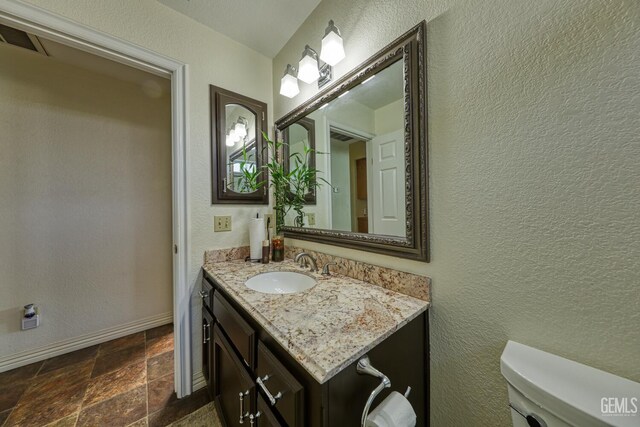 22824 Mariposa Rd, Tehachapi, CA 93561 - bathroom featuring baseboards, visible vents, a textured wall, and toilet