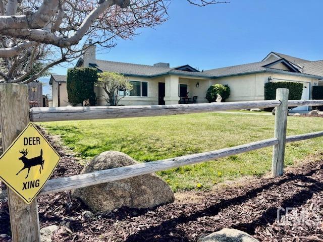 22824 Mariposa Rd, Tehachapi, CA 93561 - view of front of home featuring a chimney, fence, and a front lawn