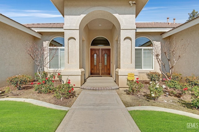 property entrance featuring stucco siding