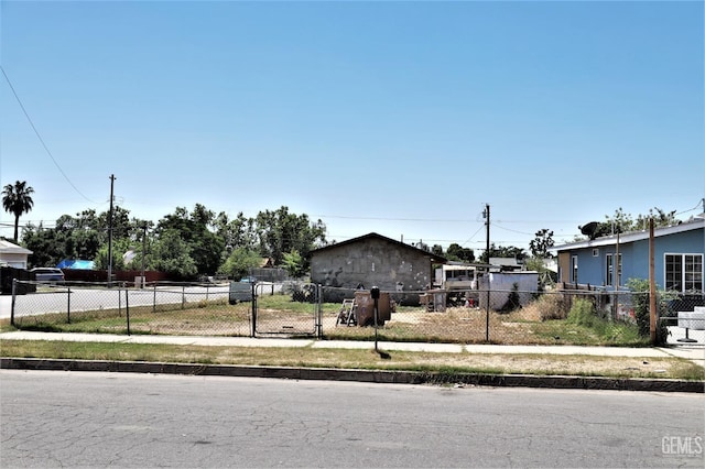 Listing photo 3 for 1231 Quincy St, Bakersfield CA 93305