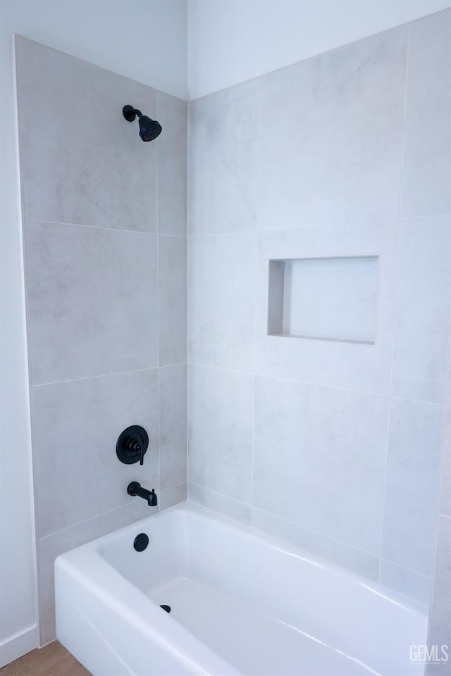 bathroom featuring tiled shower / bath