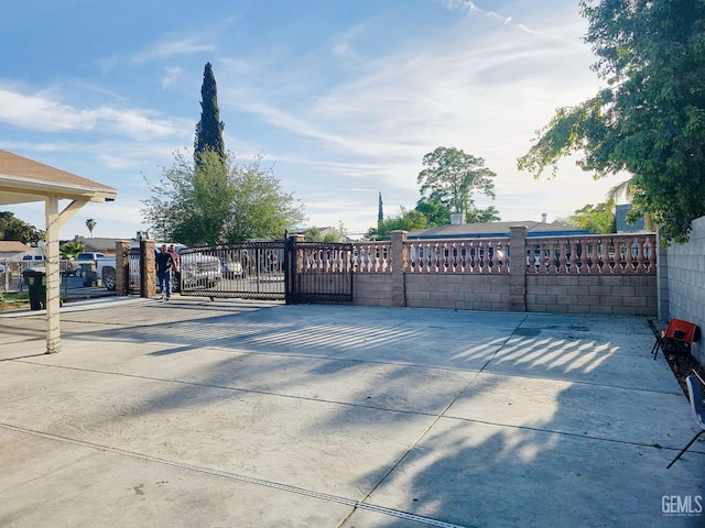 701 Burnett Dr, Bakersfield, CA 93307 - view of gate