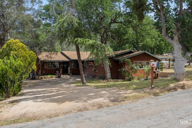 ranch-style house featuring aphalt driveway