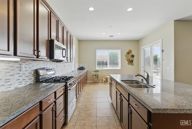 3420 Palagetto Pl, Bakersfield, CA 93314 - kitchen featuring stainless steel appliances, a sink, decorative backsplash, dark stone counters, and recessed lighting