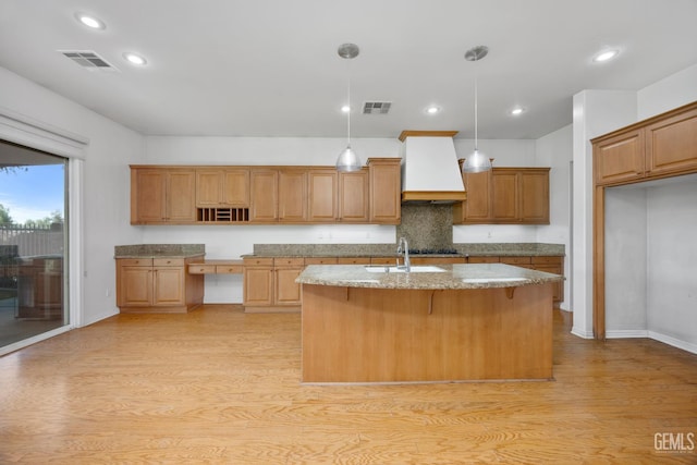 4702 Aviara Dr, Bakersfield, CA 93312 - kitchen featuring premium range hood, light wood finished floors, a kitchen island with sink, open shelves, and recessed lighting