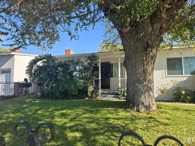 view of front of property featuring a front lawn