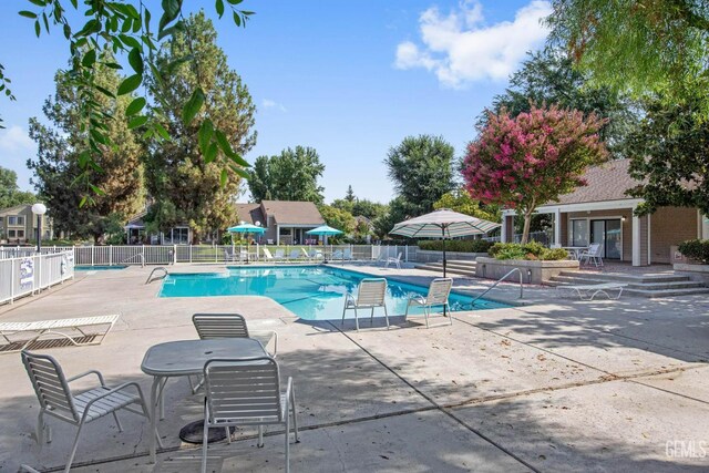 8000 Kroll Way Unit 29, Bakersfield, CA 93311 - community pool with fence and a patio area