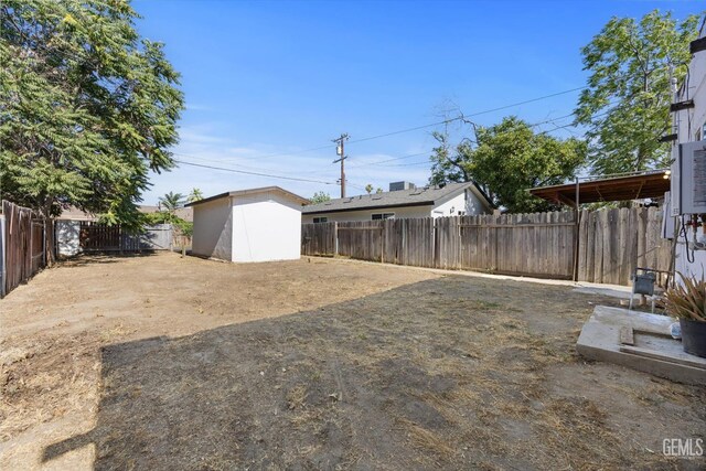 914 P St, Bakersfield, CA 93304 - fenced backyard with a storage shed
