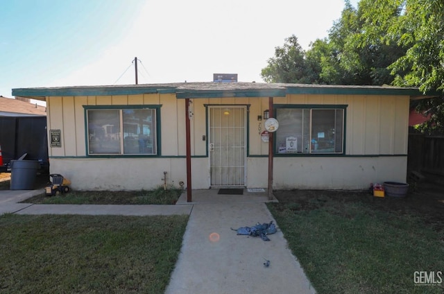 view of front of property with a front lawn
