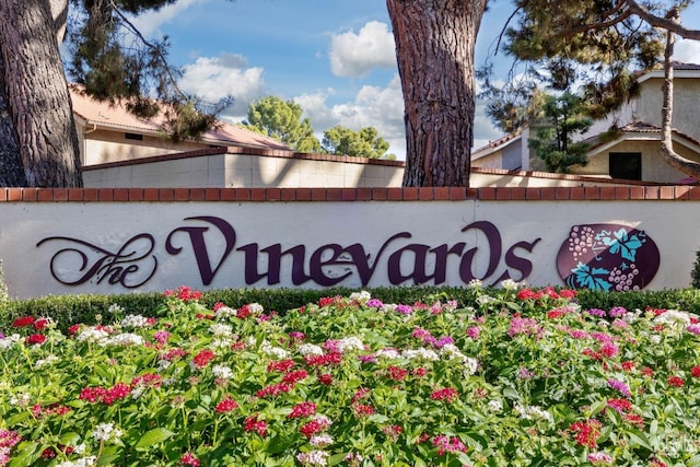 view of community / neighborhood sign