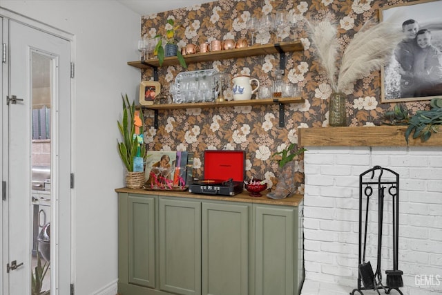 bar featuring baseboards