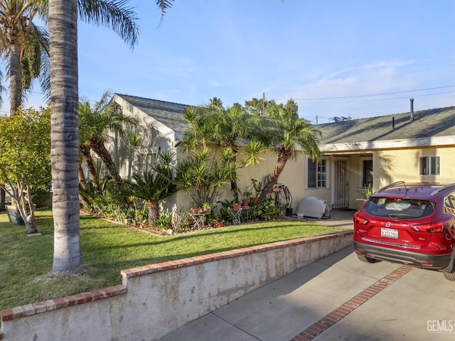 view of front facade with a front yard