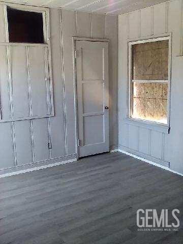 1403 Shasta St, Bakersfield, CA 93308 - empty room with dark wood-style flooring