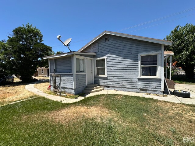 1403 Shasta St, Bakersfield, CA 93308 - view of front of home featuring a front lawn