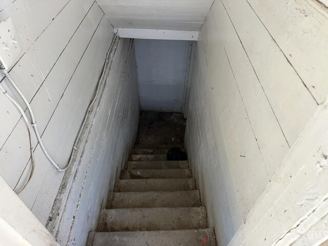 1403 Shasta St, Bakersfield, CA 93308 - view of staircase