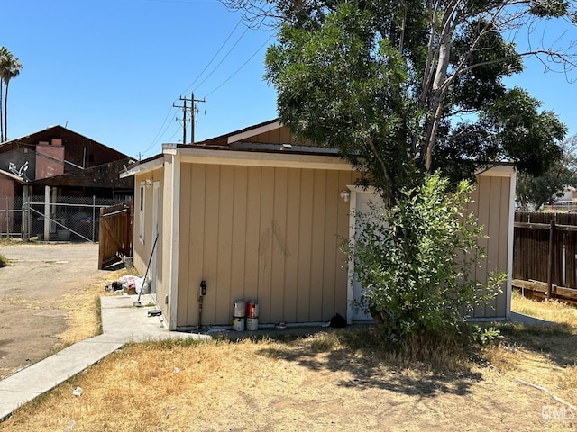1403 Shasta St, Bakersfield, CA 93308 - view of home's exterior with an outdoor structure