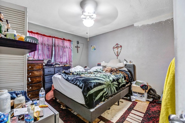 3105 Dore Dr, Bakersfield, CA 93304 - bedroom with ceiling fan