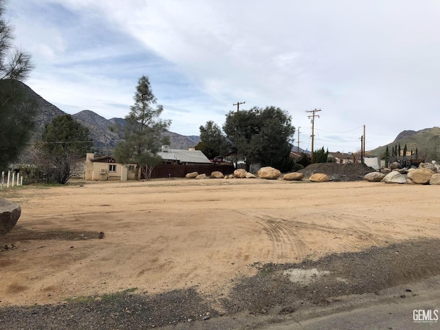 view of yard featuring a mountain view