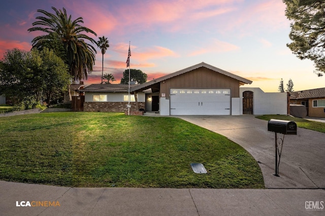 view of front of property featuring a front lawn, an attached garage, and concrete driveway