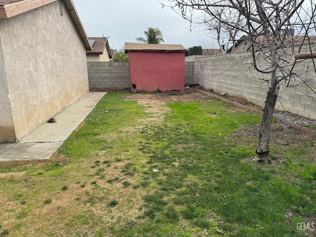 view of yard with a storage shed