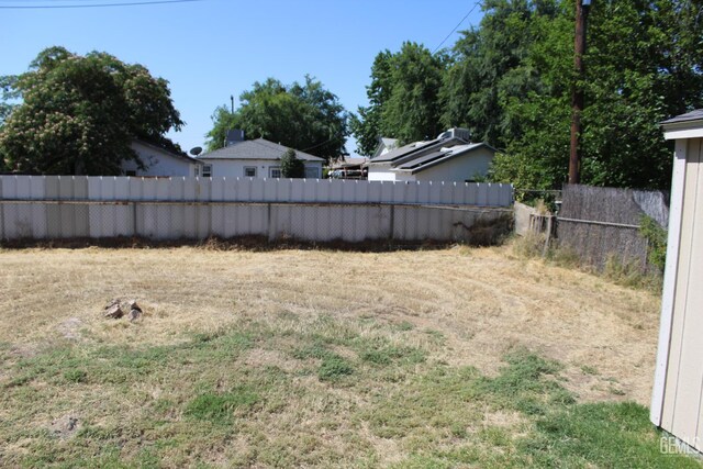 327 Ray St, Bakersfield, CA 93308 - view of yard