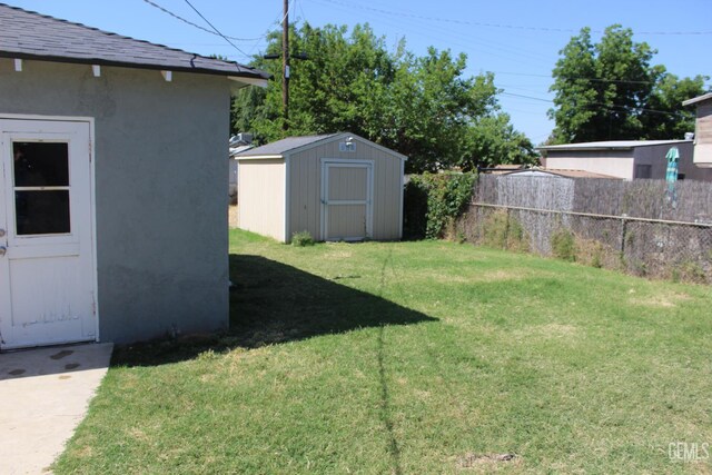 327 Ray St, Bakersfield, CA 93308 - view of yard with a shed