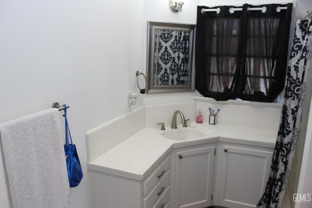 327 Ray St, Bakersfield, CA 93308 - bathroom with vanity