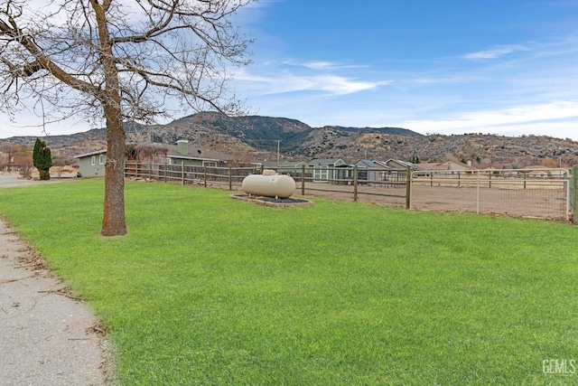 view of yard featuring a mountain view