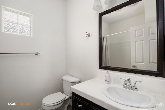 5502 White Pine Way, Bakersfield, CA 93313 - full bath featuring vanity, toilet, and a shower with shower curtain