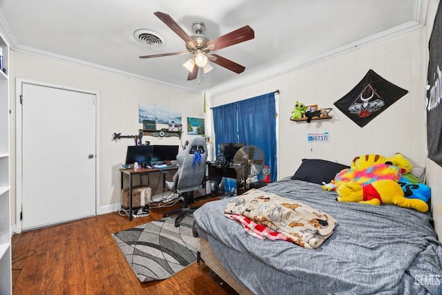 bedroom featuring dark wood-type flooring, visible vents, crown molding, and ceiling fan