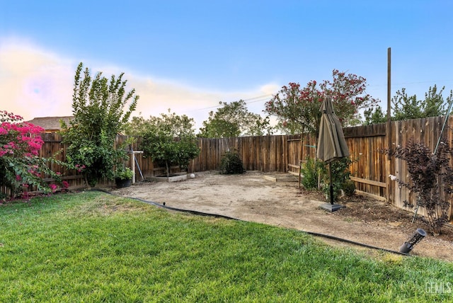 8907 Stevie Ct, Bakersfield, CA 93313 - fenced backyard with a patio area