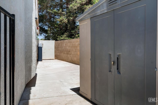 812 Mazatlan Dr, Bakersfield, CA 93314 - view of patio featuring a storage unit