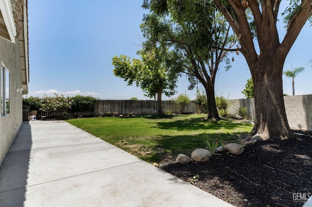 812 Mazatlan Dr, Bakersfield, CA 93314 - fenced backyard featuring a patio area