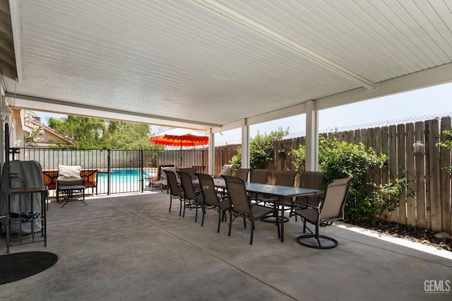 812 Mazatlan Dr, Bakersfield, CA 93314 - fenced backyard with a patio and outdoor dining space
