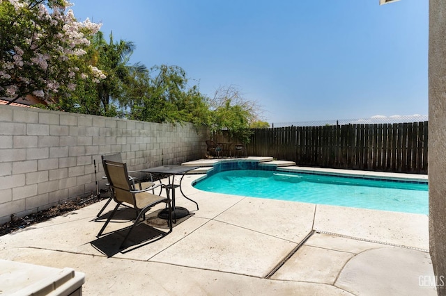 812 Mazatlan Dr, Bakersfield, CA 93314 - view of swimming pool featuring a fenced backyard and a patio area