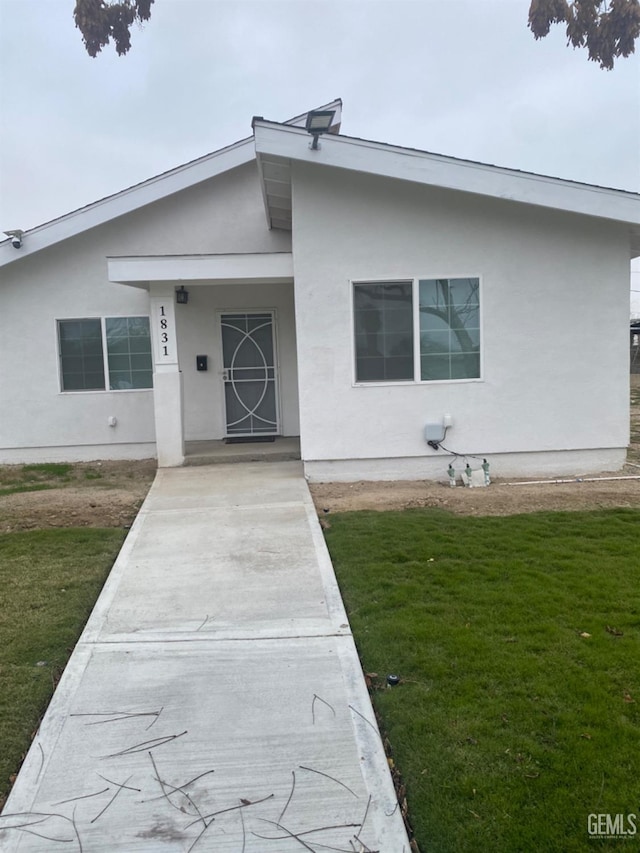 view of front of property featuring a front lawn