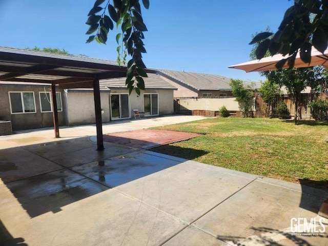 view of yard featuring a patio