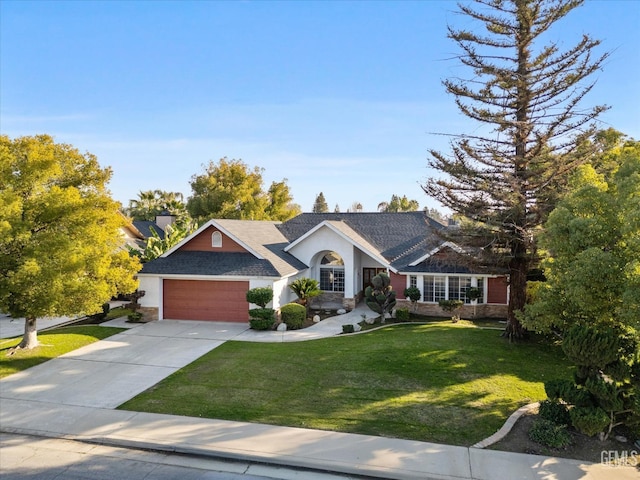 view of front of home featuring a front yard and a garage