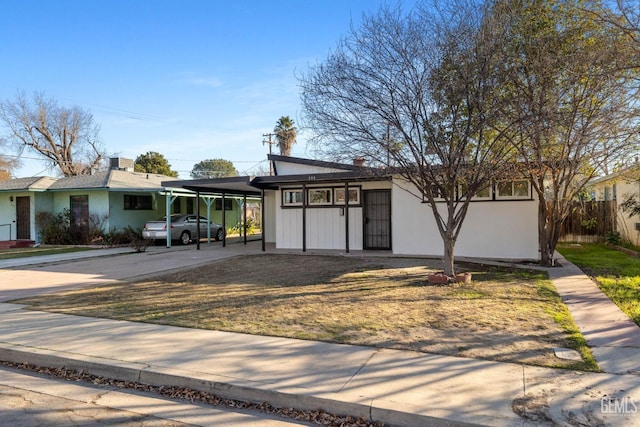 view of front of home featuring a front lawn and a carport