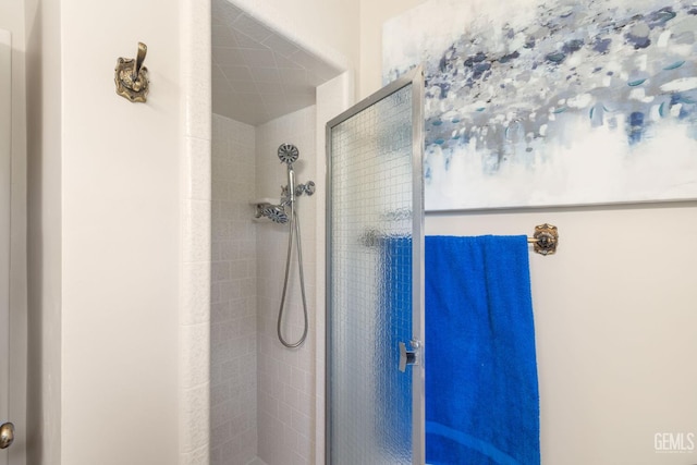 2702 Worthington Ave, Bakersfield, CA 93308 - full bathroom featuring a tile shower