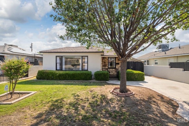 2702 Worthington Ave, Bakersfield, CA 93308 - view of front facade with stone siding and stucco siding
