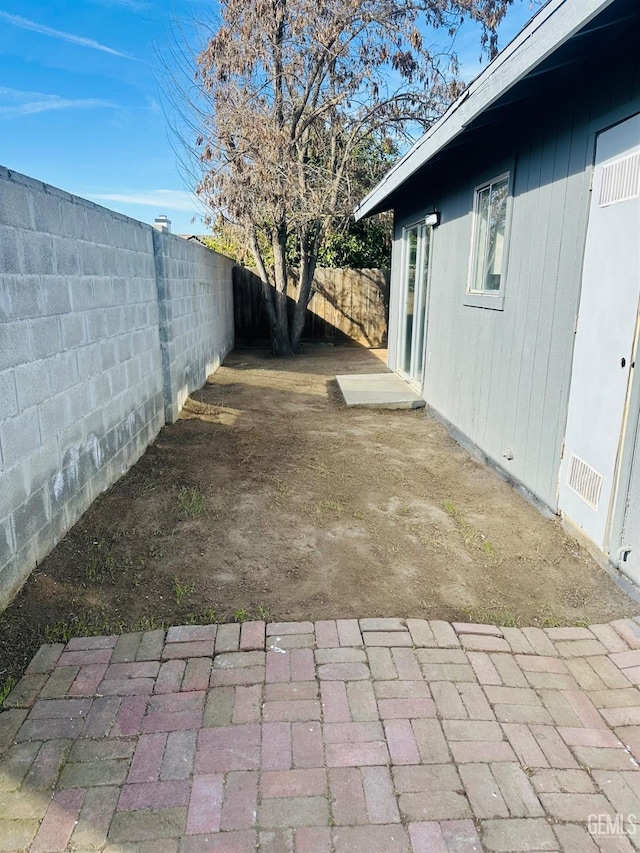 view of yard featuring a patio area