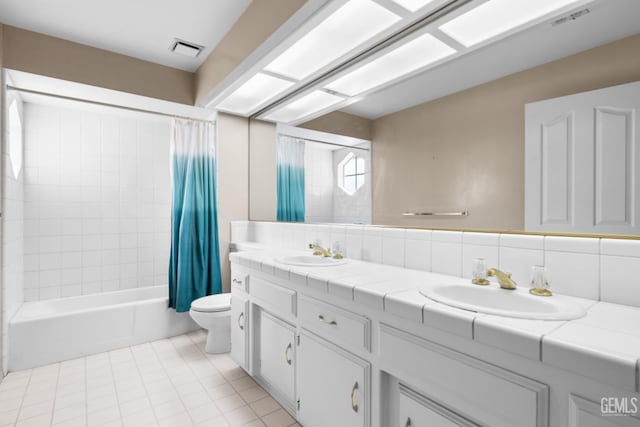 full bathroom featuring decorative backsplash, toilet, visible vents, and a sink