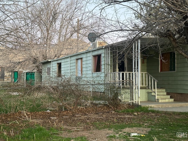 view of front facade with fence