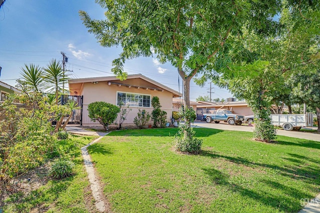 view of front of home featuring a front lawn