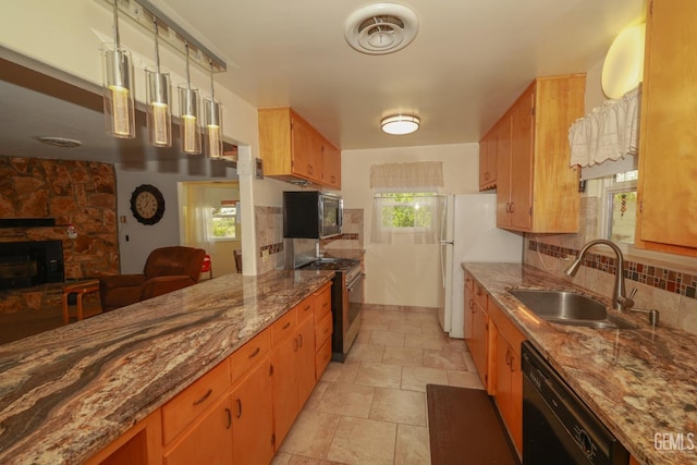 kitchen featuring a sink, tasteful backsplash, stainless steel appliances, and visible vents