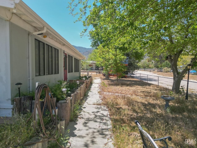 view of yard with fence and a mountain view