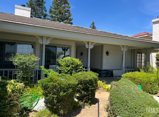 entrance to property featuring a porch