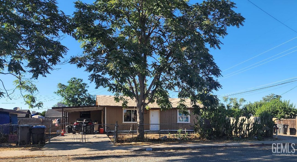 200 Browning Rd, Mc Farland, CA 93250 - ranch-style home with a fenced front yard and a carport