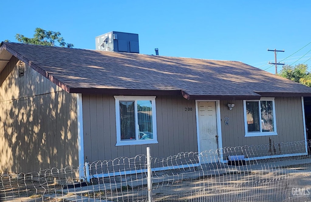 200 Browning Rd, Mc Farland, CA 93250 - view of front of house featuring a fenced front yard and a shingled roof